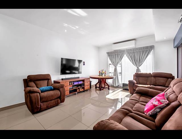 3 BEDROOM TOWNHOUSE FOR SALE IN BENMORE GARDENS